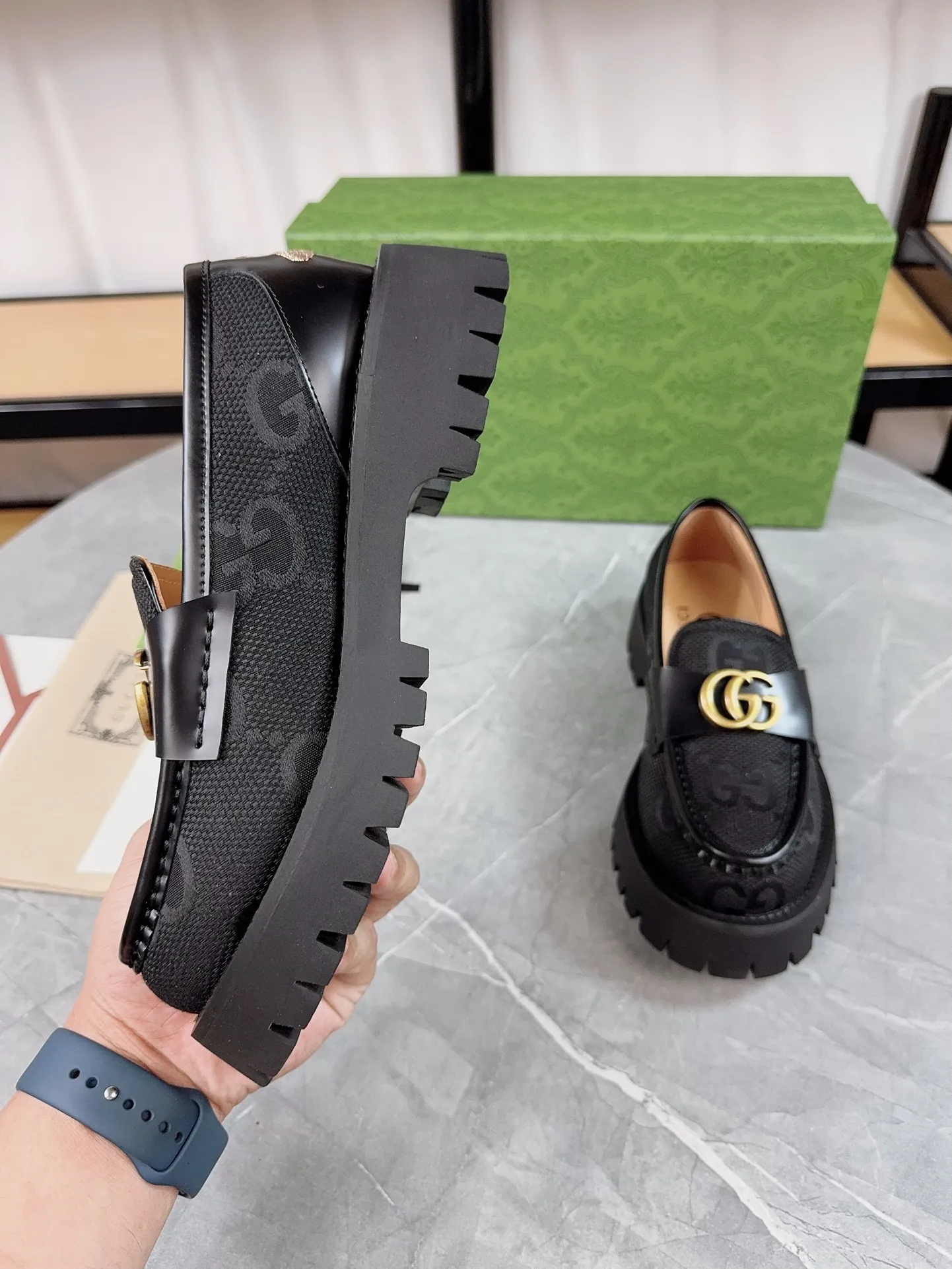 👟👟Ex-factory price 520👟👟Gucci2023 new model, double GG groove thick-soled Loaf platform shoes. The original version is made 1:1. Super beautiful quality, classic model at the counter. ❶Upper: original open edge beaded cowhide ❷Inner lining: water-dyed cowhide ❸Feet: water-dyed cowhide ❹Outsole: ultra-light original sole ❺thick sole heightening: 3.5cn ❻Packing: original packaging ❼Number: 35-42 (41 41 customized, non-returnable) Men's model: 38-46 (45, 46 customized, non-returnable)